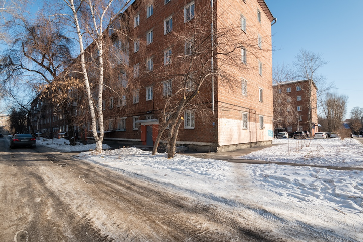 Продаётся 2-комнатная благоустроенная квартира площадью 40,8 кв.м. на 5 этаже 5-этажного кирпичного дома в центре Иркутска.